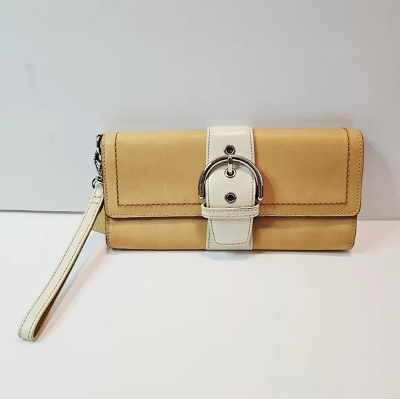 Coach Hampton Leather Beige White Wristlet Clutch Buckle Logo Charm 6694 - Picture 6 of 11